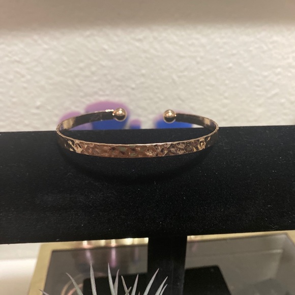 Gold open bangle - Picture 2 of 3